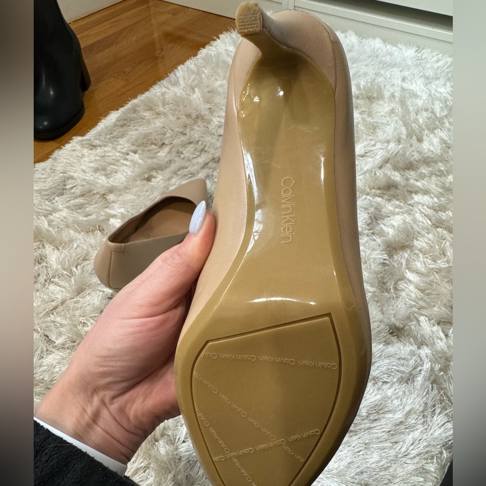 Calvin Klein 9.5 nude heel with gold accent EUC - Picture 4 of 7